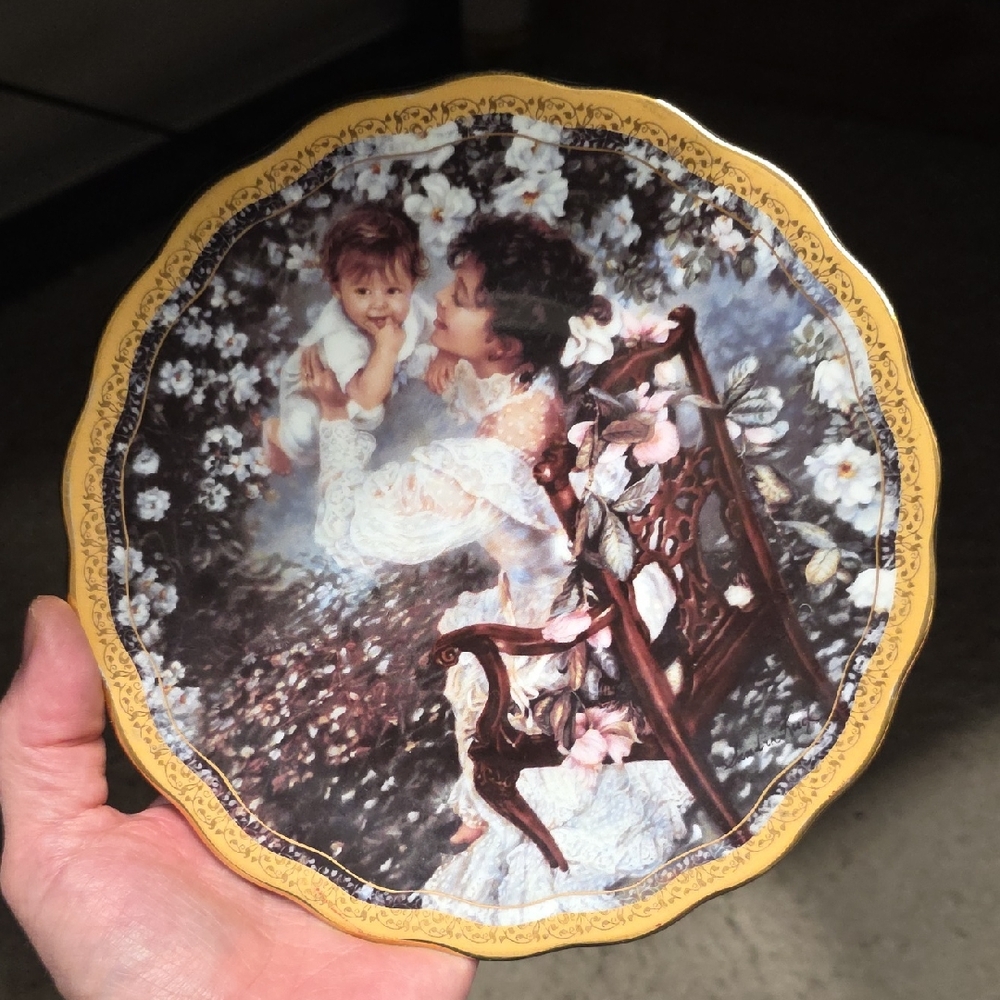 Mother's Love decorative plate. NUMBERED 9249A. from 1999